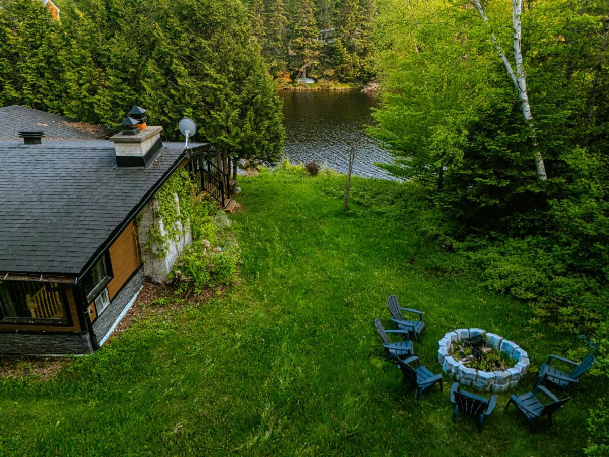 Le Chalet Brun, jacuzzi en bord de lac - B&B Saint-Adolphe-d'Howard