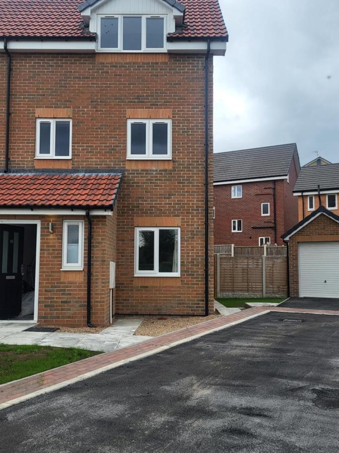 Modern 3-Bed House in Rotherham, WiFi, Garden & Free Parking - Bed and Breakfast Kimberworth