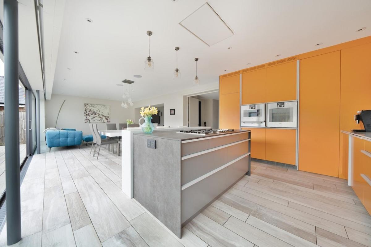 Whitstable Stunning Modern House with Indoor Pool, Games Room, Cinema Room & Spectacular Seaviews 8 - Chambres d'hôtes Whitstable