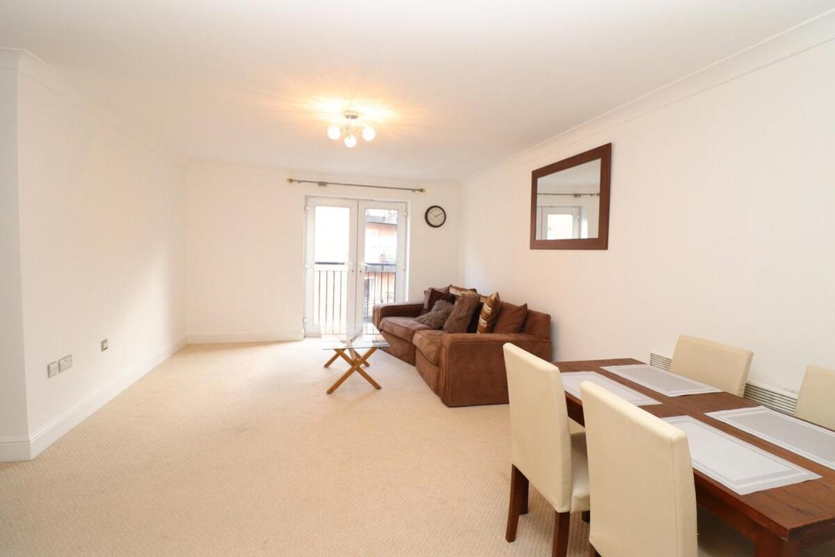 2 Bedroom apartment By Canal - Chambres d’hôtes Birmingham