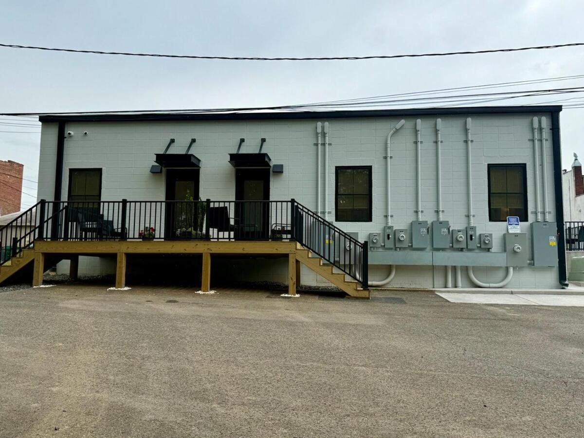 Cozy Cure Apartment in Downtown and Historic Pilot Mountain - B&B