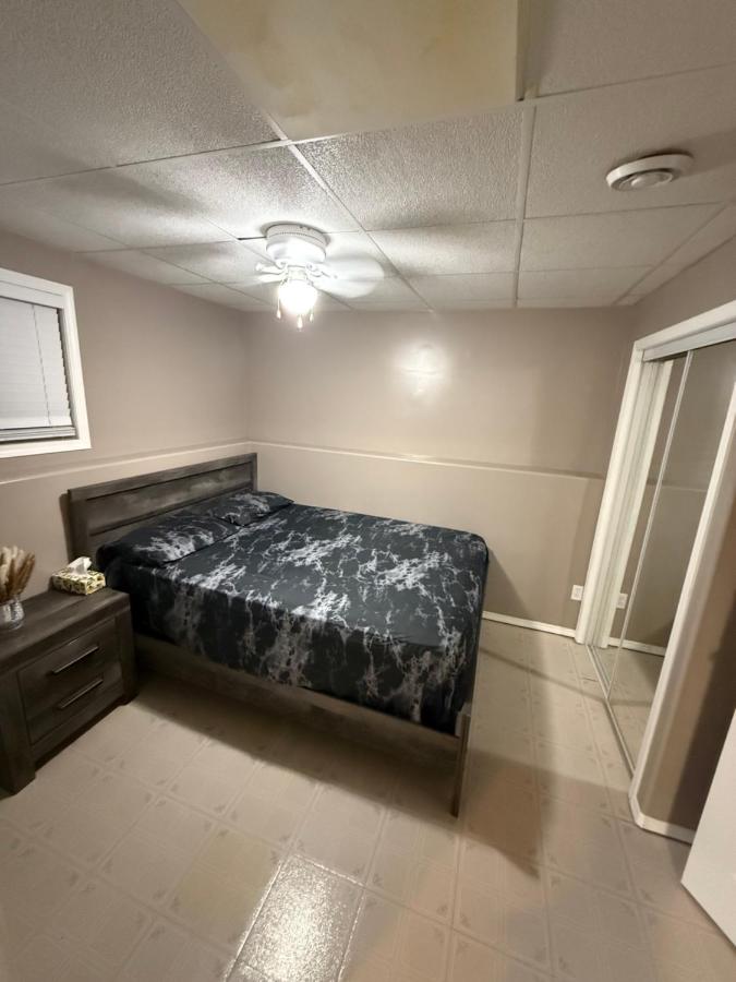 1 Bedroom spacious basement - B&B