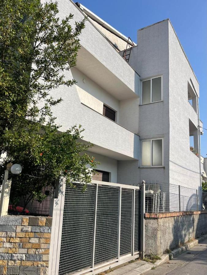 Guest House by Roni - B&B Durrës