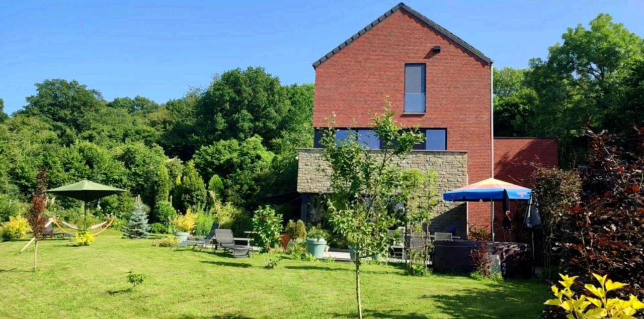 Zimmer mit Kingsize-Bett und Gartenblick.