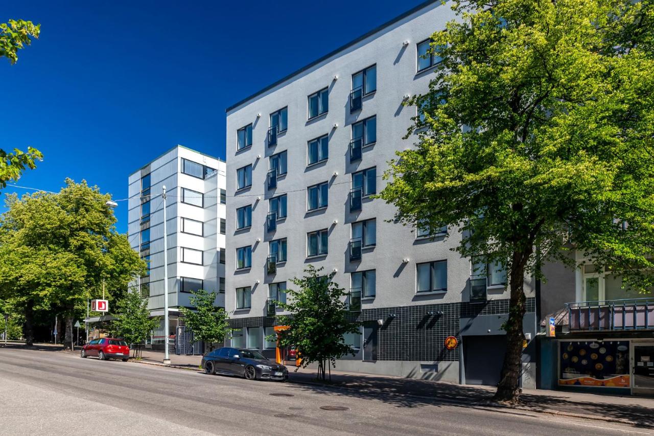 Modern Studio with Balcony next to Railway Station - Ferienwohnung Lahti