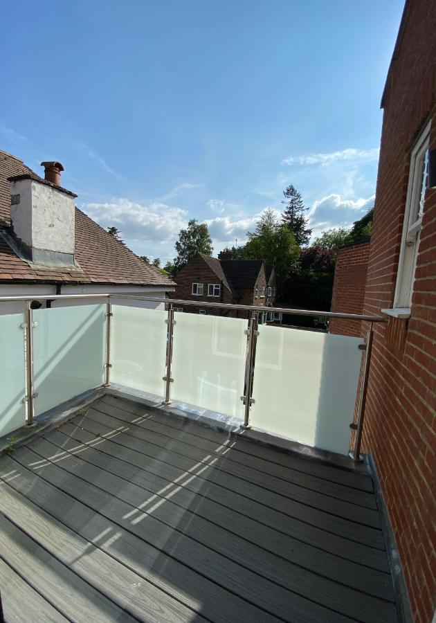 Modern 1-Bed Apartment with Balcony-Tadworth - B&B