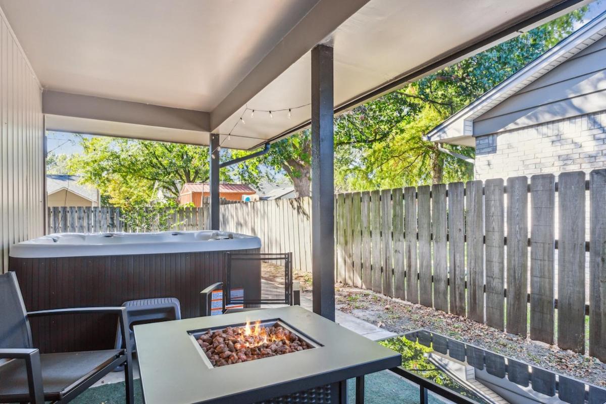 HotTub, Cinema & Games in a Quiet Neighborhood - B&B Wichita