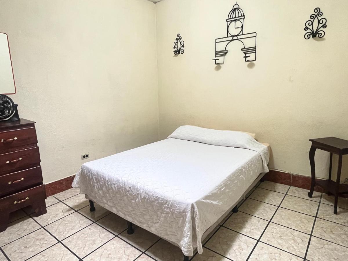 Tweepersoonskamer met Gedeelde Badkamer