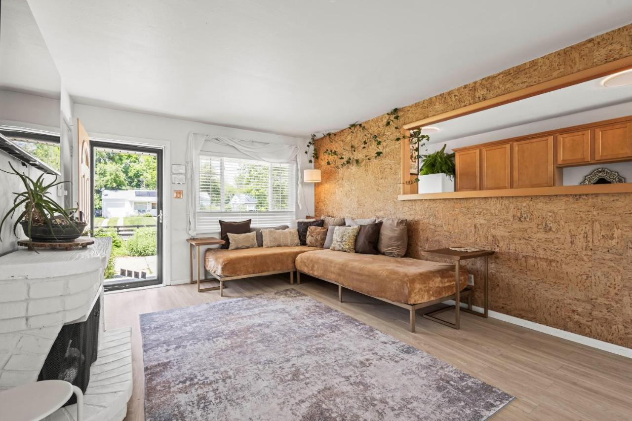 Cozy Home Near Light Rail - Bed and Breakfast Denver
