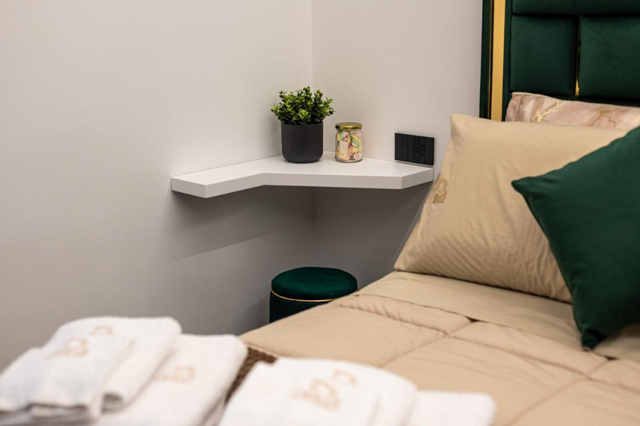 Habitación con cama extragrande.