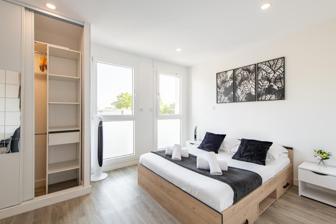 Large 4 Bedroom Apartment near metro - only 30 minutes to Paris and Disneyland - B&B