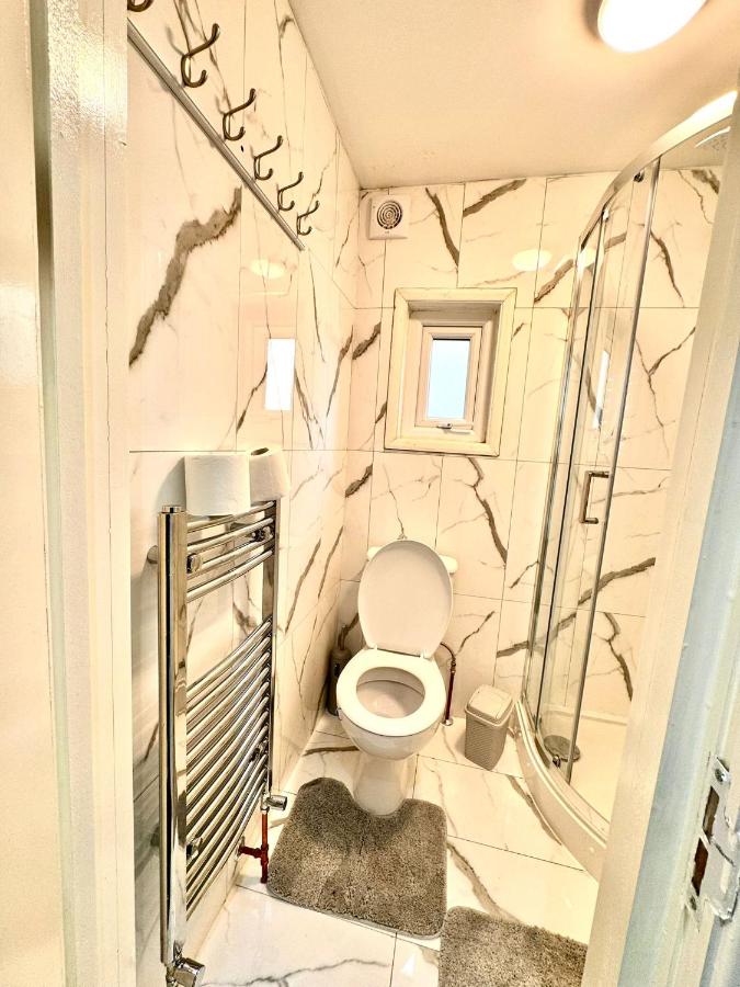 Camera Matrimoniale con Bagno in Comune 