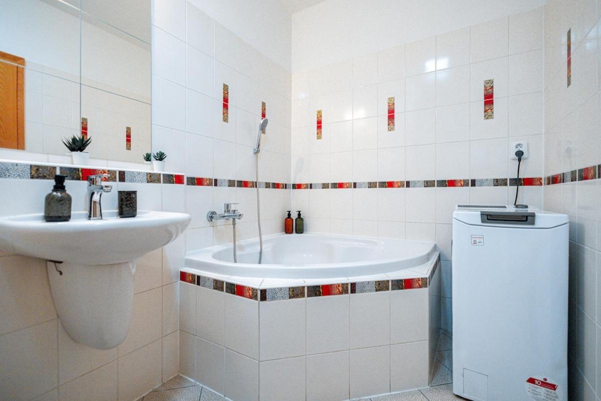 ADM Comfort Apartment - FREE Parking Garage - B&B Bratislava