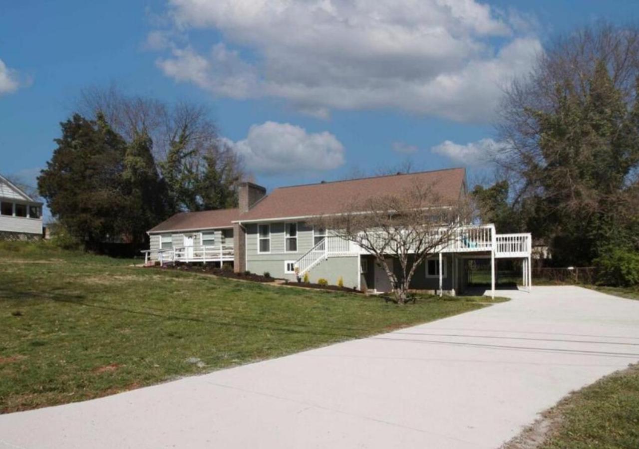 Private 1BR Retreat 10 Min to UT, Downtown, and Hospitals - B&B Knoxville