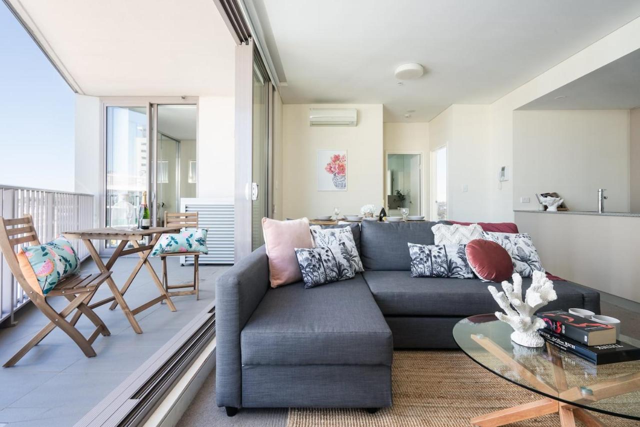 Top Floor 2BR Pool, Gym, Parking Airport, City - B&B Sídney