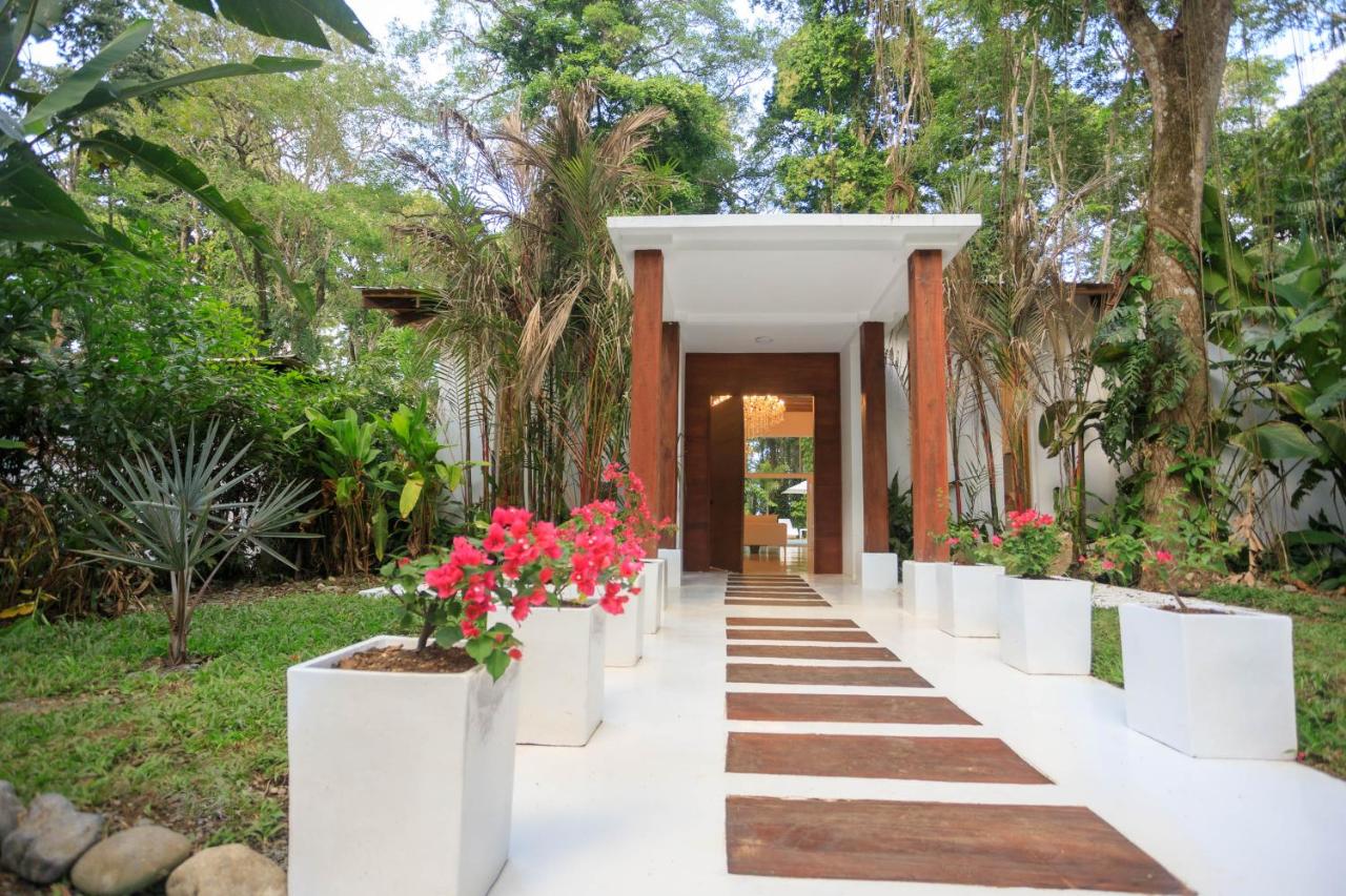 Villa Paparazzi - Private Beachfront Villa - B&B