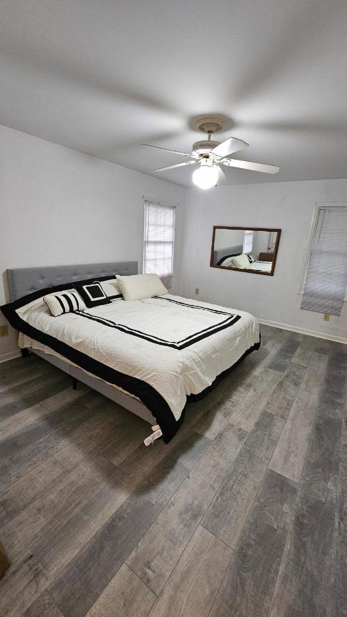 New Lake house with dock and boat option - B&B Manchester