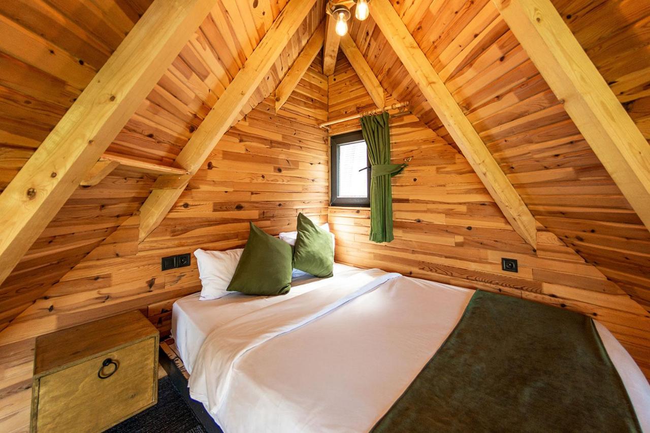 Zimmer mit Kingsize-Bett und Poolblick