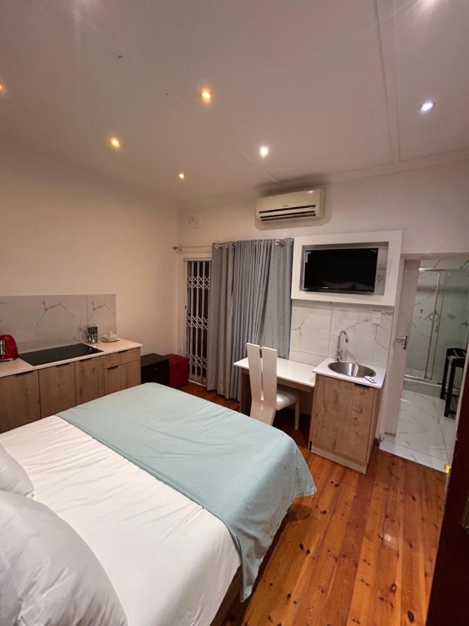 Goodmans Palace 42 Gumtree Crescent, Mount Edgecombe - B&B