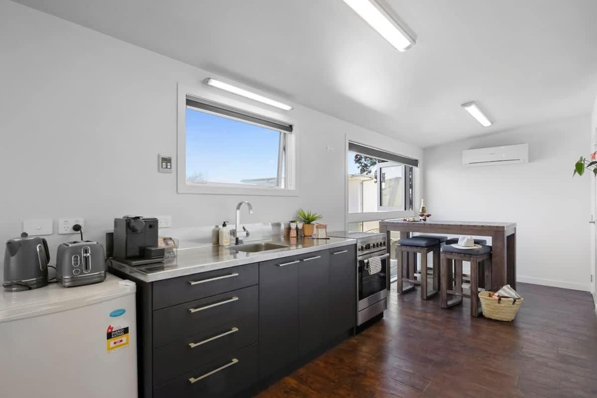 Beach Studio - coastal escape near Fitzroy Beach - B&B