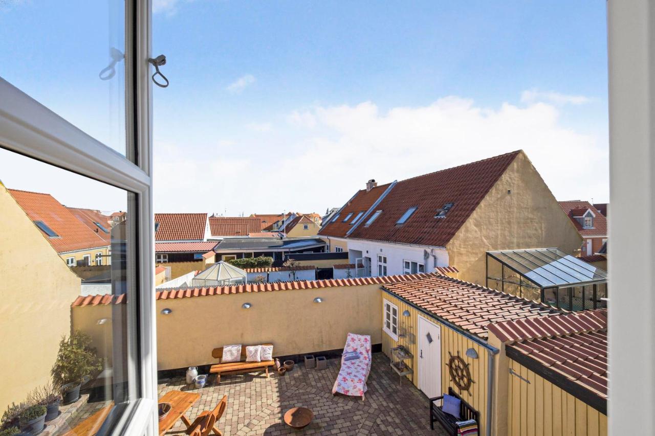 Charming Townhouse From 1877, Located In The Middle Of Løgstør Only 100 Meters From The Harbor - Chambres d'hôtes Løgstør