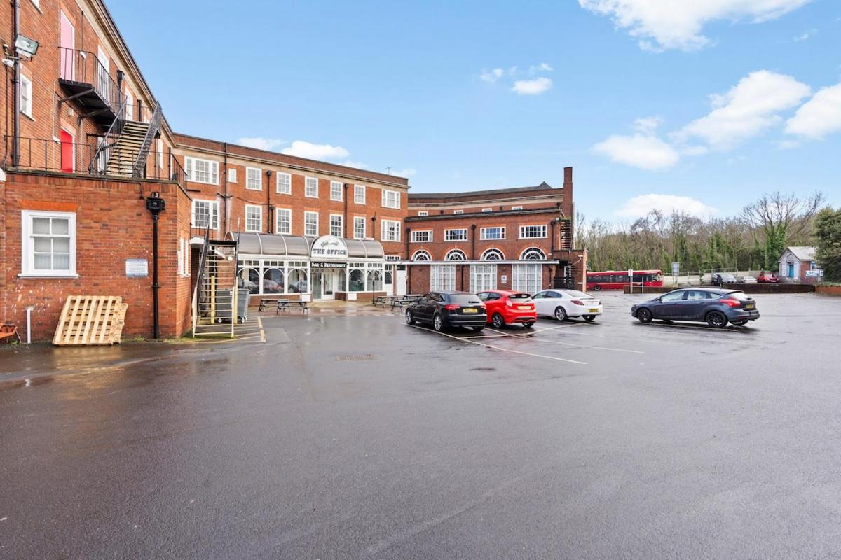 Stylish Dudley Studio with Kitchen and Parking - B&B