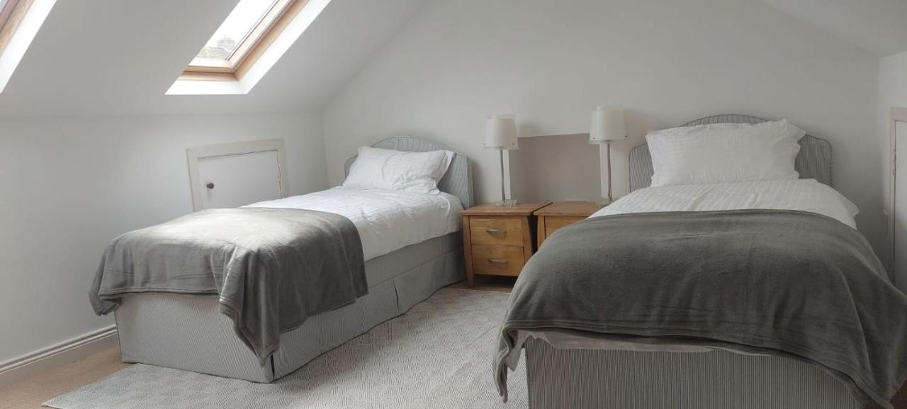 Bright Open Airy Living in Dublin 14 - B&B Dundrum