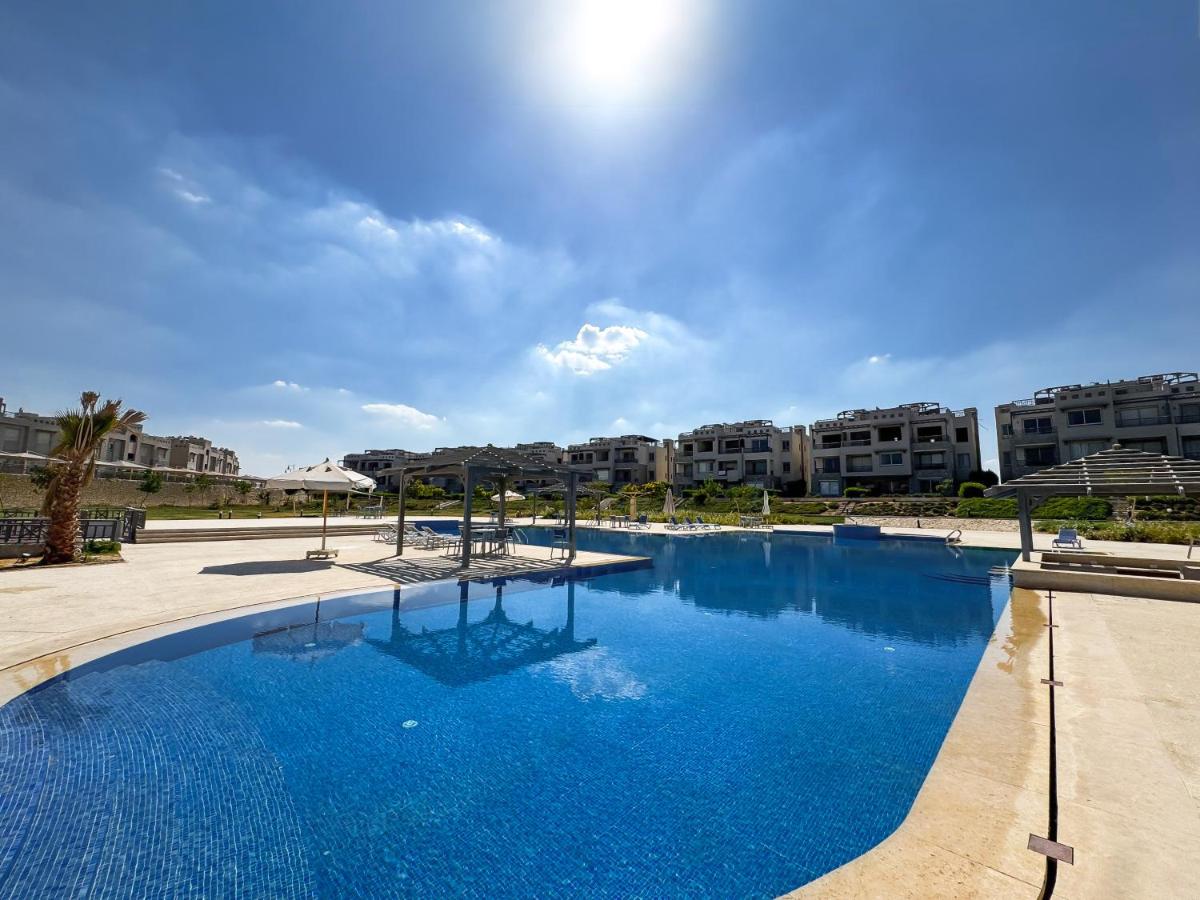 3BR Beachside Chalet Steps from Einbay Beach - B&B Al ‘Ayn as Sukhnah