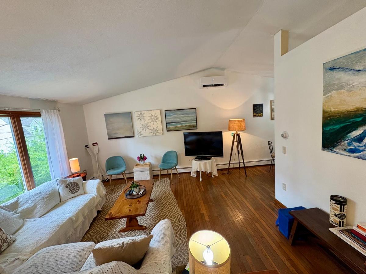 Walk to neighborhood lake - B&B Narragansett