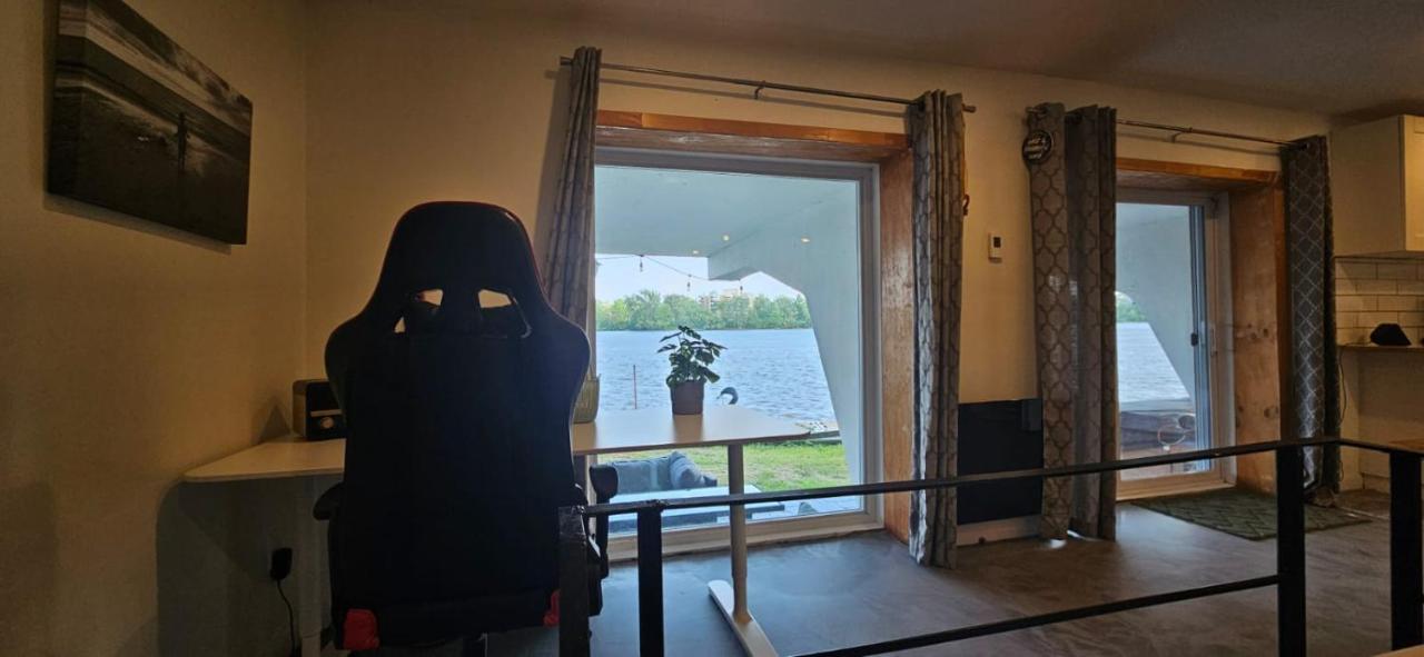 Lovely loft on the water, with free parking - B&B Laval