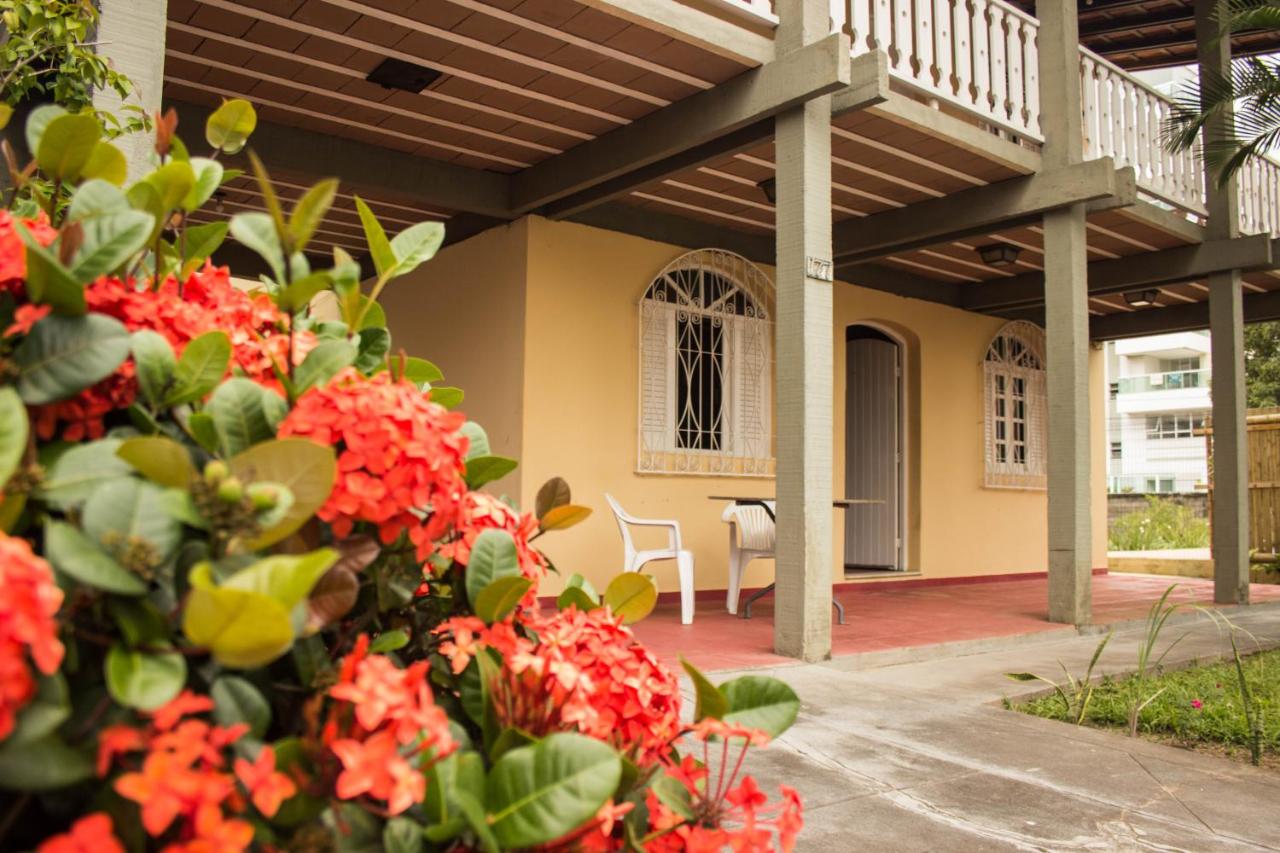 Casa 5 quartos, ampla, a 100 metros da praia. Amigos e família são bem vindos a essa casa. Venha viver momentos inesquecíveis aqui. - Bed and Breakfast Guarapari