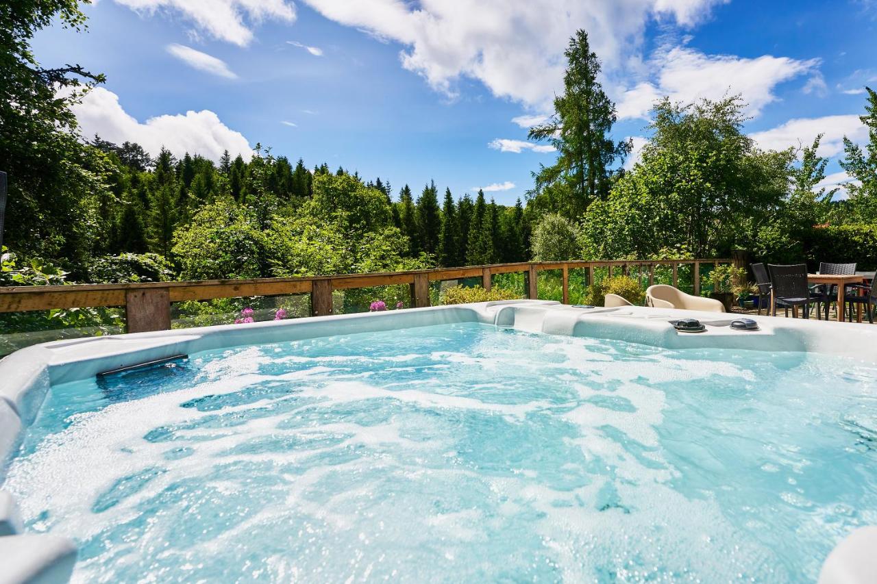 Luxury Glenardle Lodge with Hot Tub and Forest Views - B&B