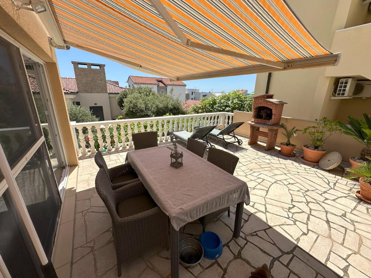 Apartman Oaza - 140m from the Sea, Big Terrace & Garage - Ferienwohnung Mandre