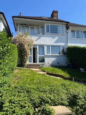4 to 5 Bedroom beautiful holiday home London sleeps 9-central Links - B&B London