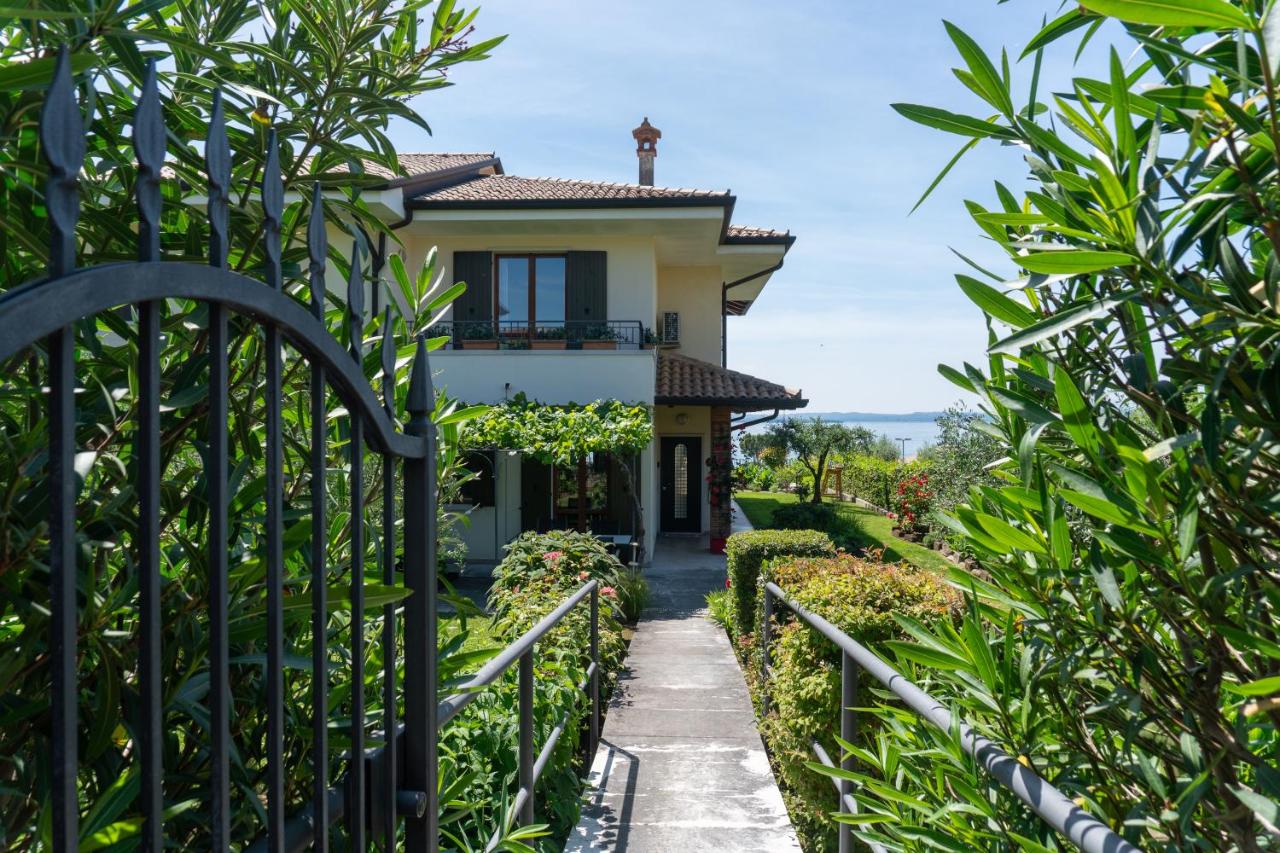 Ausblick Lazise Gardasee - Ferienhaus mit Seeblick, Infinity Pool, Garten und Garage - B&B