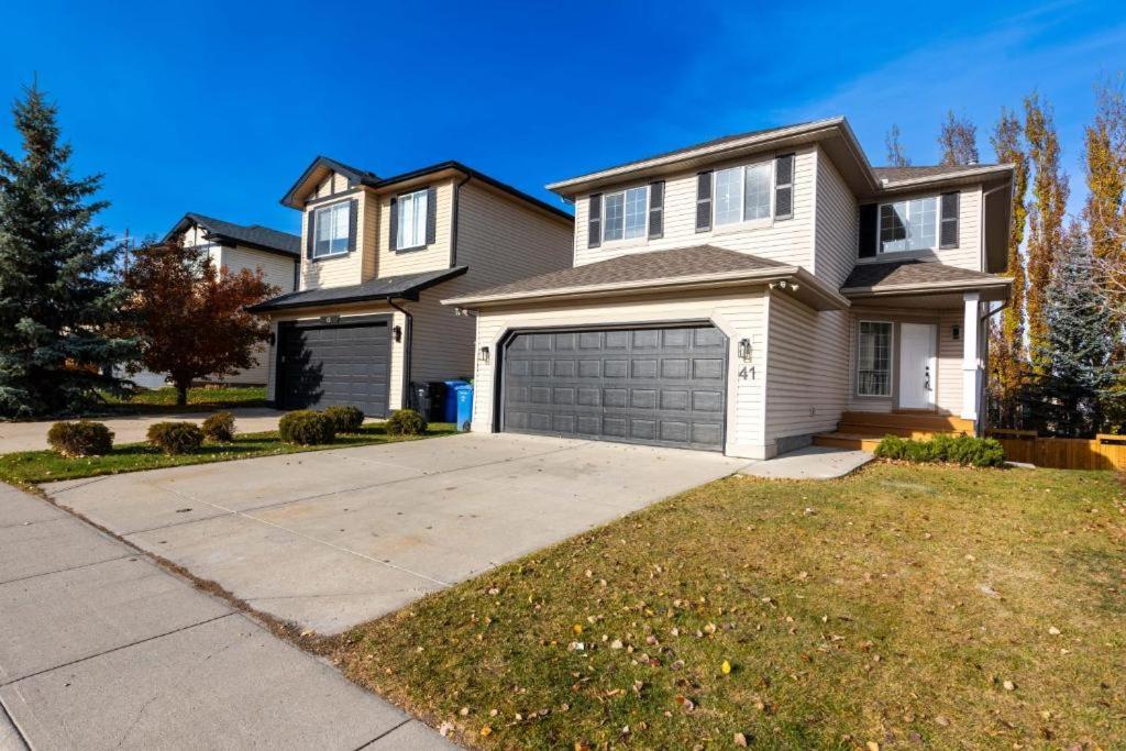Valley Home 2 Bed 1 Bath Walkout Basement Apartment - Ferienwohnung Calgary