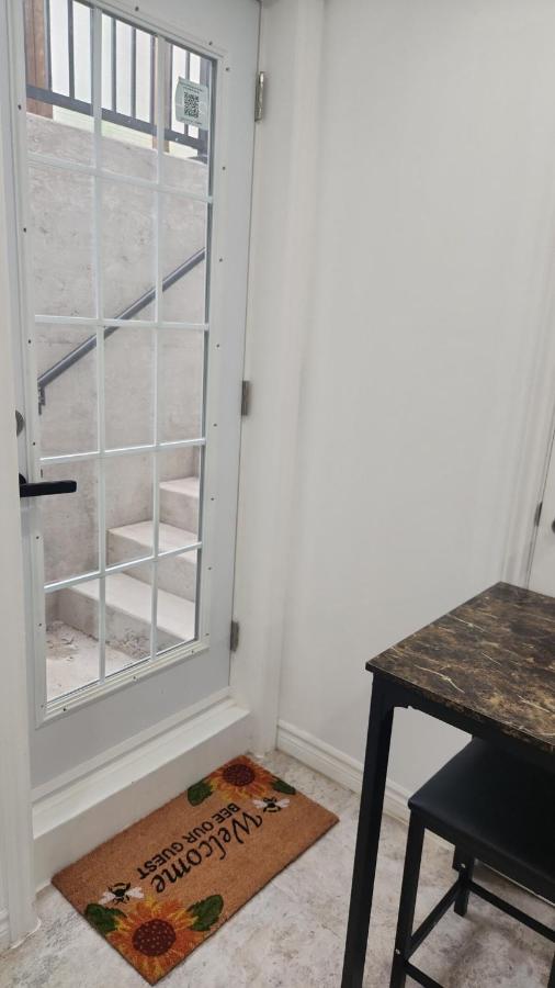 Entire Studio Guest Suite in Kitchener - B&B Kitchener