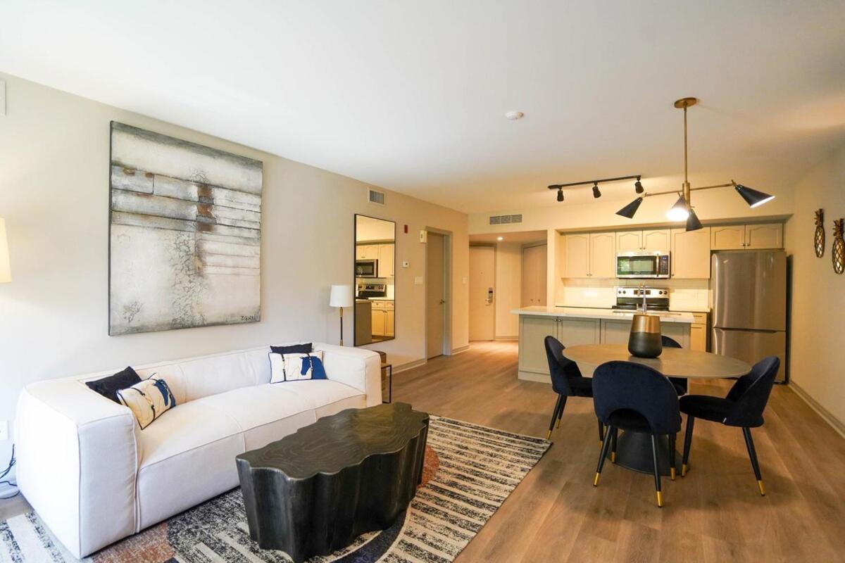 Lower Level LuxSuite - 1min Walk from Heated Pool! - B&B