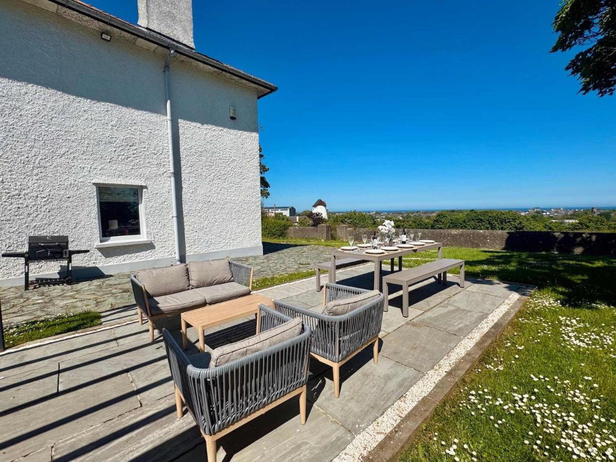 Luxurious Manor House with Sea Views - Sleeps 10 - B&B Amlwch