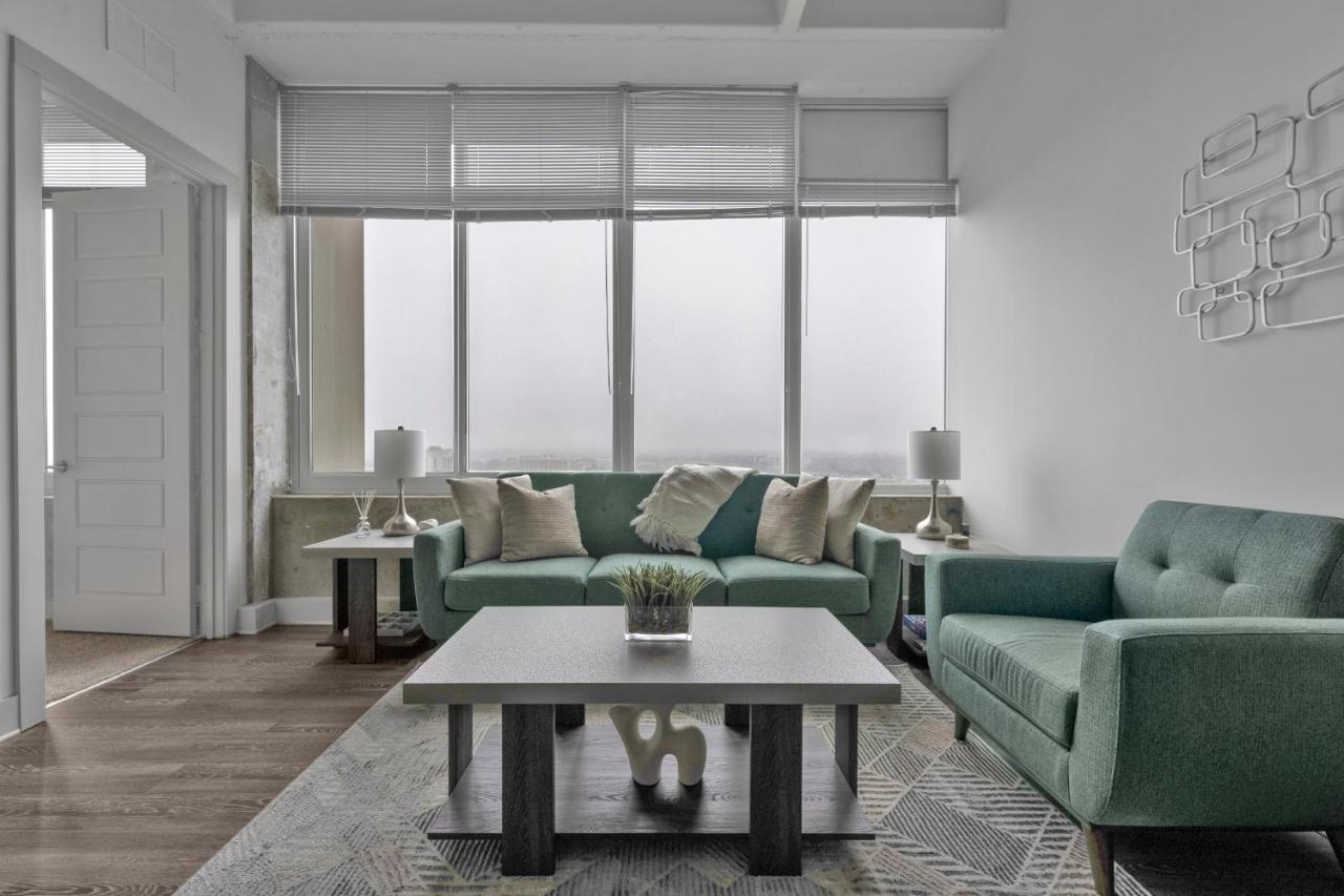 Downtown High-Rise with City Views, Pool, Gym - Bed and Breakfast Atlanta