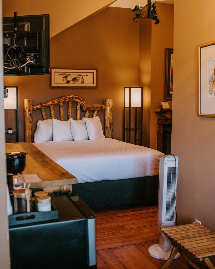 Queen Lodge Room with Twin Bed