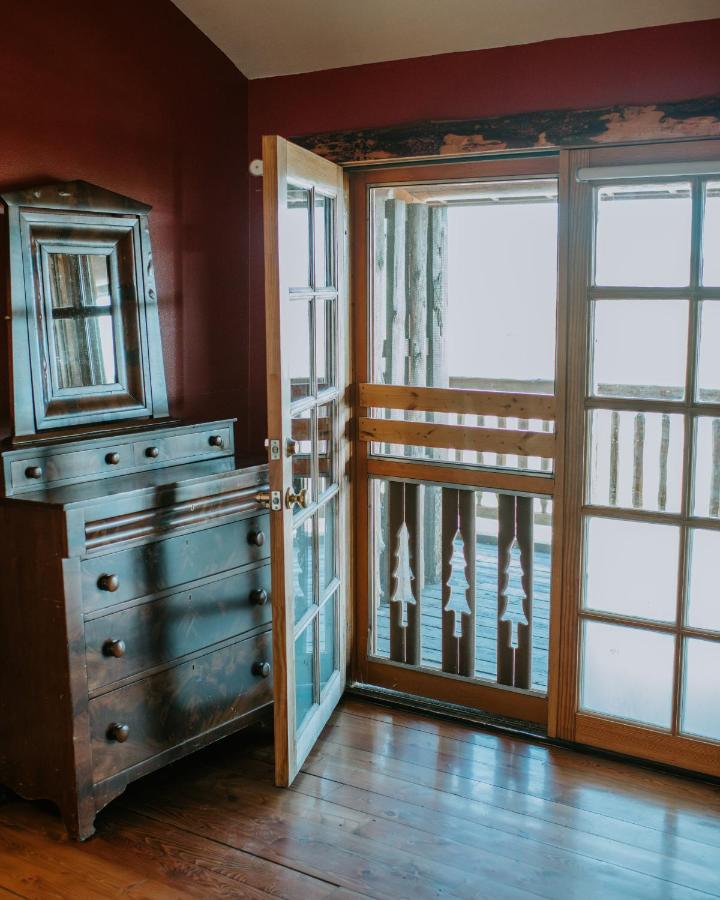 Queen Lodge Room