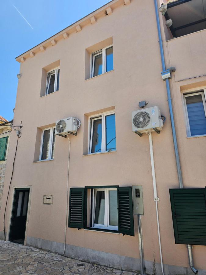 Betina apartments with parking space near the beach - Bed and Breakfast Betina