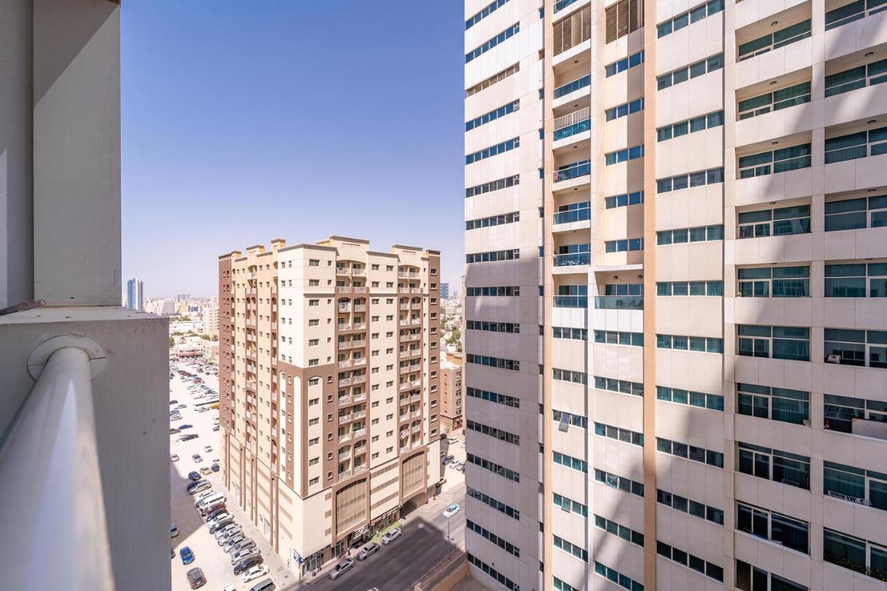 Luxury 2 bedroom next to beach with swimming pool gym and kids play area - Chambres d’hôtes Ajman City