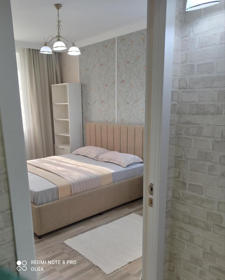 Уютная двухкомнатная квартира в ЖК ЖЕНИС 16 мкр - Bed and Breakfast Aqtau