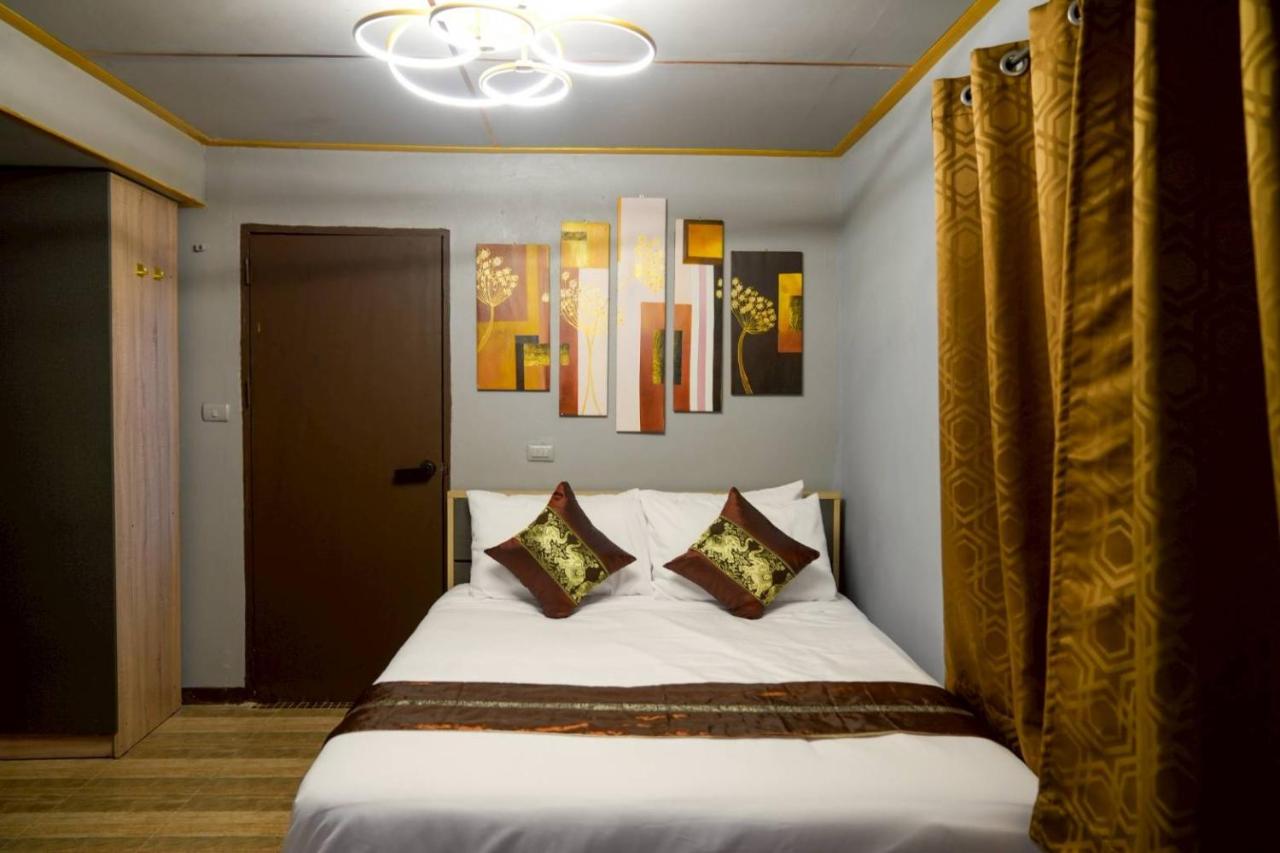 Deluxe One-Bedroom Apartment