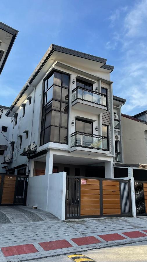 Modern Eclectic Townhouse in Diliman Quezon City - B&B