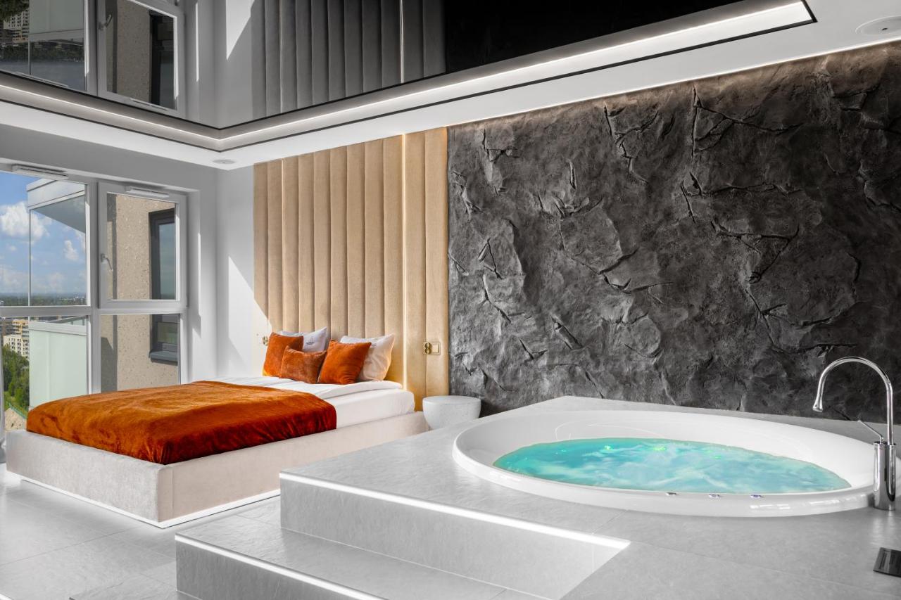 Deluxe Apartment with Jacuzzi and Balcony