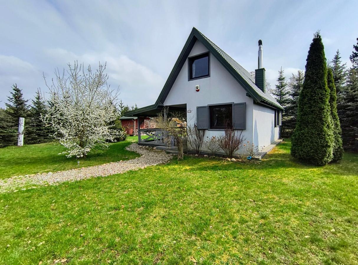 Uroczny domek z dużym ogrodem i tarasem blisko jeziora, cisza i spokój - B&B Umień