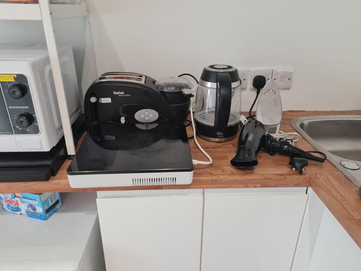 Cozy Detached Studio Retreat with Kitchen & Bath - B&B Bletchley